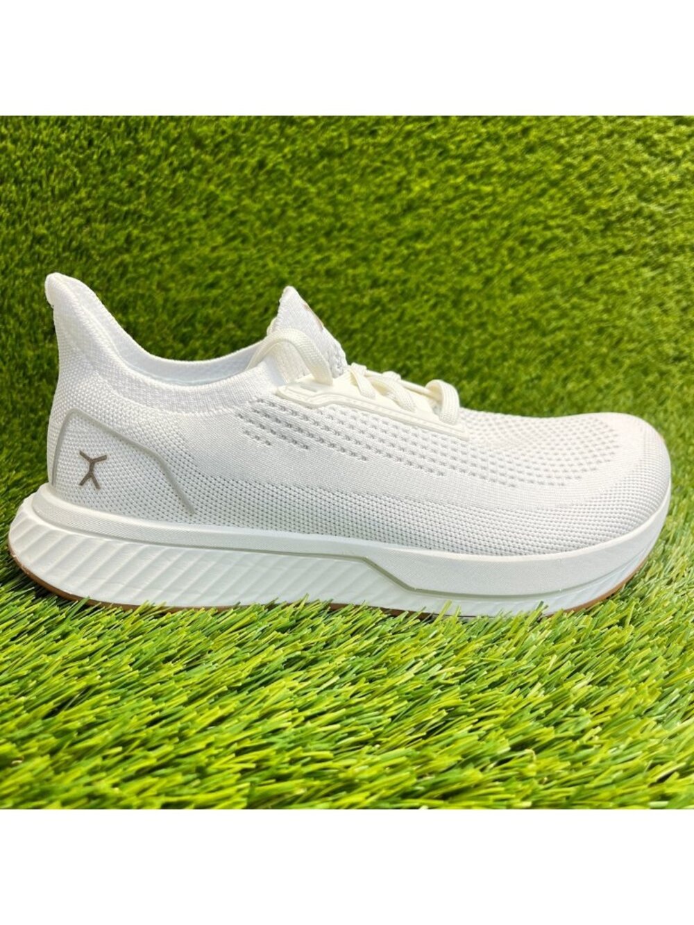 Flux Adapt Runner White Gum Womens Size 9 Mens Size 7.5 Running Athletic Shoes